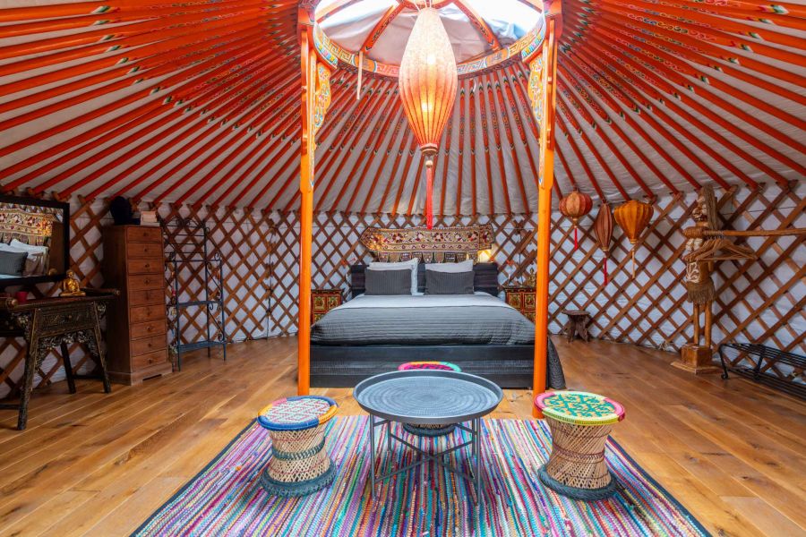 slapen in een yurt, luxueus kamperen