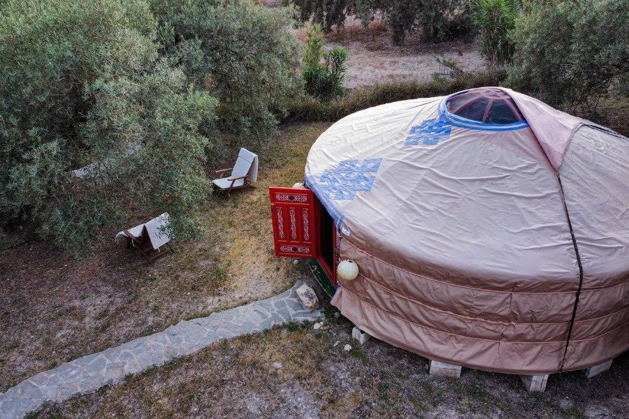 Yurt in olijfgaard in zuid spanje