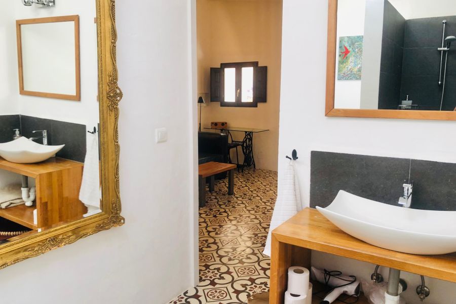 ruime badkamer met inloopdouche in vakantiehuis Casa Valle de Oro