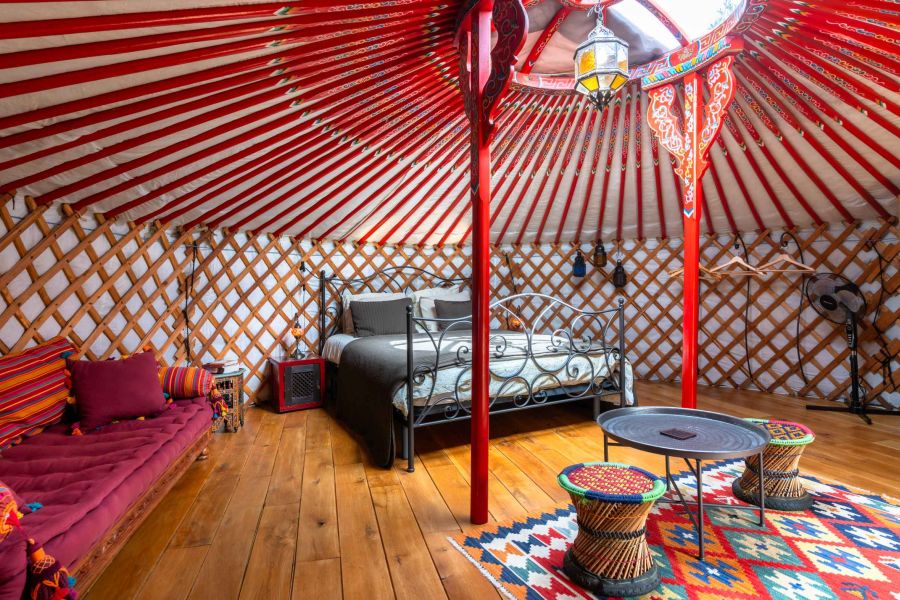 camping confortable et luxueux dans une yourte sur un matelas de qualité