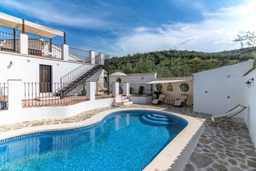 Duik in ons chloorvrije zwembad en geniet van het mooie uitzicht op het dakterras