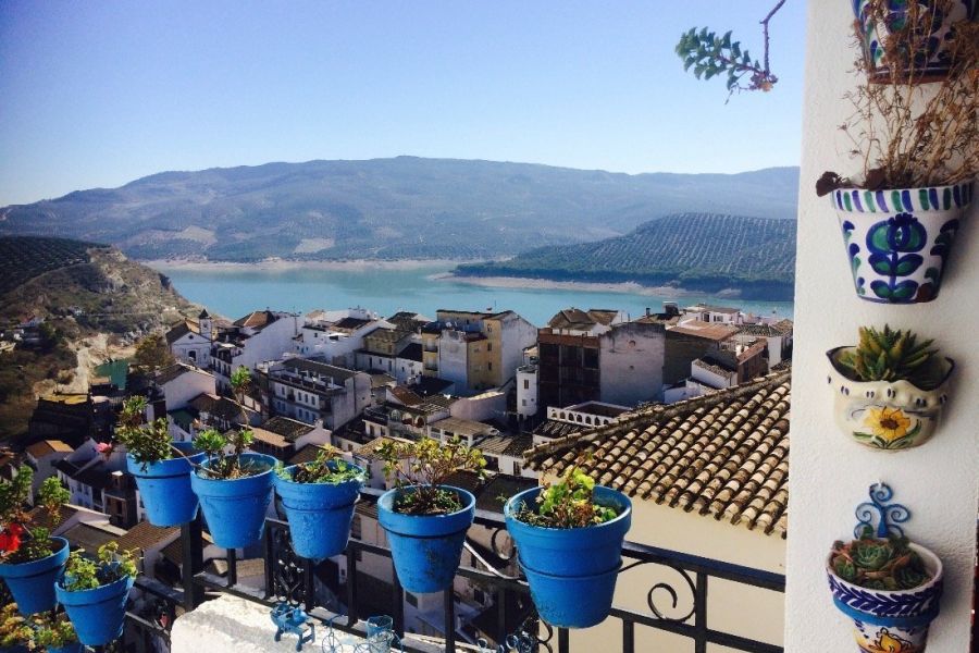 witte bergdorp Iznajar met stuwmeer