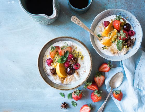 Gezond en kleurrijk ontbijt in B&B Casa Valle de Oro, inclusief muesli met vers fruit en yoghurt