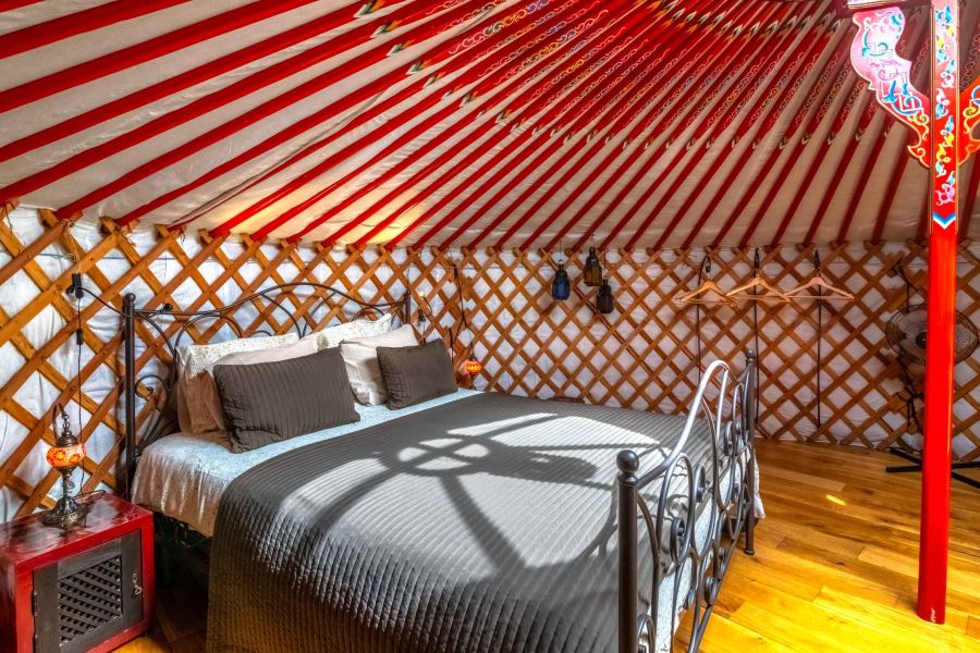 estancia de cuento de hadas y acampada de lujo en yurta con cama confortable y ventilador