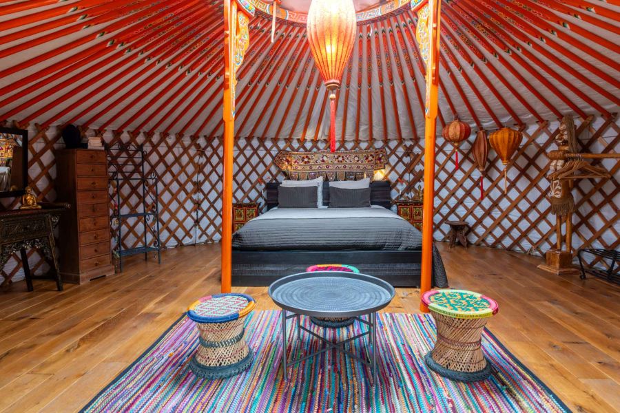 Glamping oder Luxus-Camping in einer Jurte