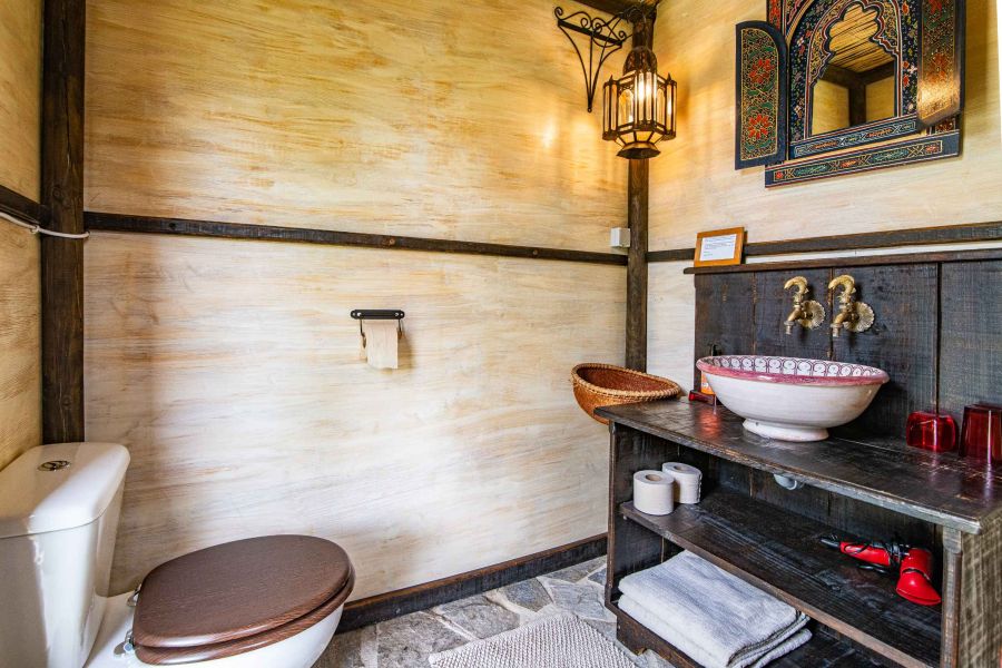 amplio cuarto de baño con productos ecológicos 