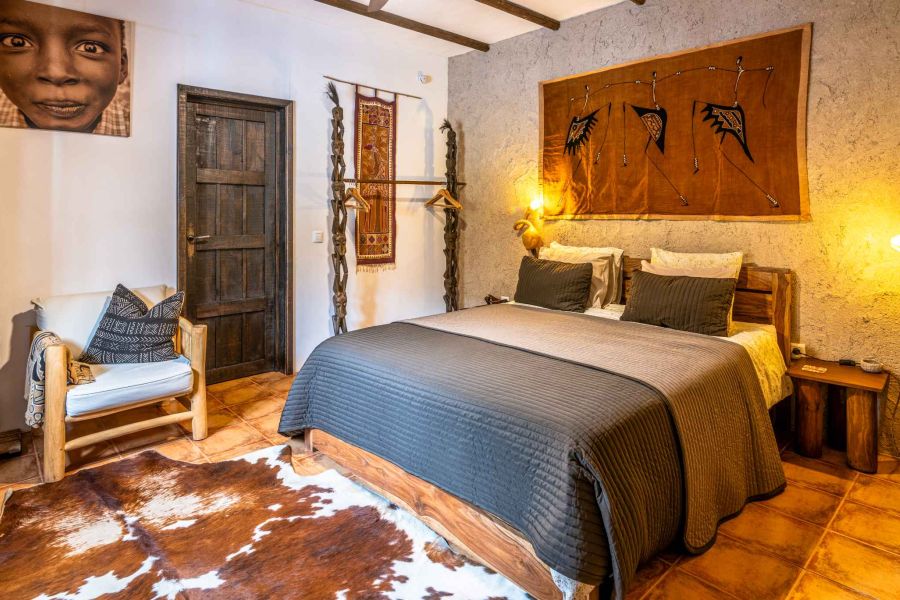 decorada etnicamente y amplia habitacion con cama confortable. duerme bien en casa rural casa valle