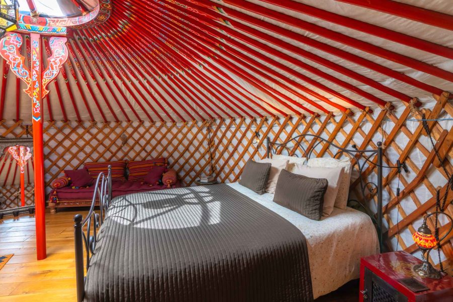 camping confortable et luxueux dans une yourte sur un matelas de qualité