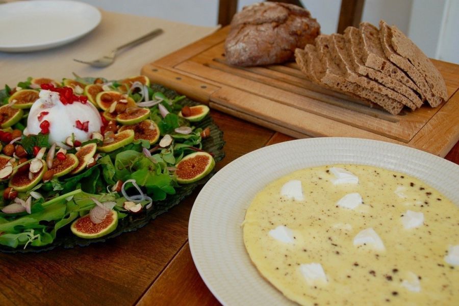 lekker en gezond tafelen met omelet en burrata salade in
