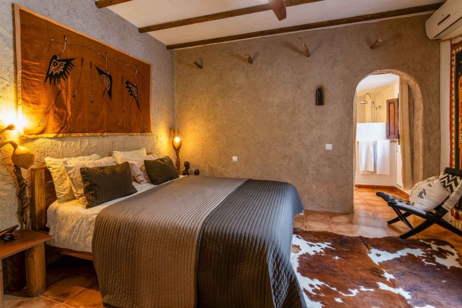 afrikanisches zimmer mit klimaanlage in einer frühstückspension in südspanien