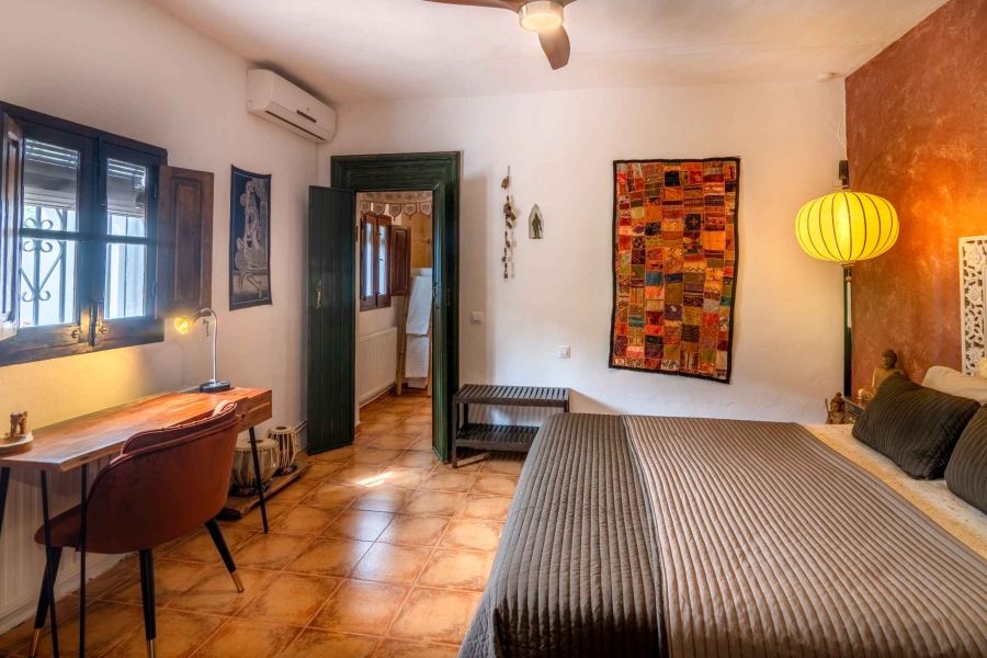 ruime kamer met bureau en zicht op olijfgaard