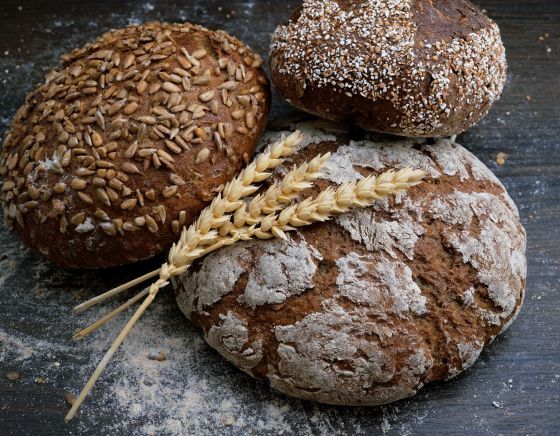 Authentiek Andalusisch ontbijt met zelfgebakken brood met biomeel bij onze b&b casa valle de oro