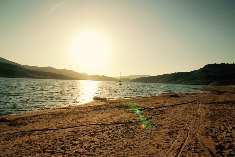meer en strand van Iznajar