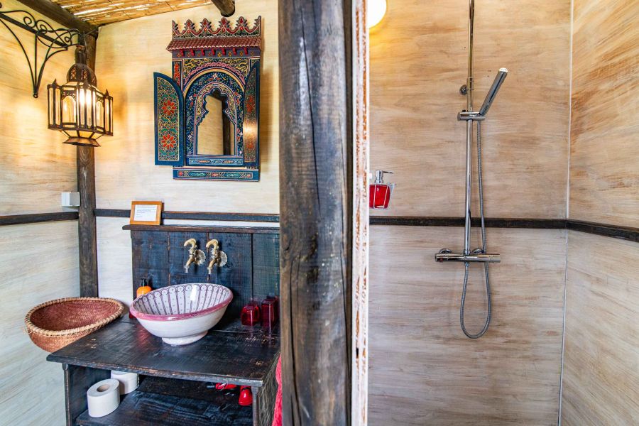 salle de bain de la yourte avec douche à l'italienne et produits écologiques