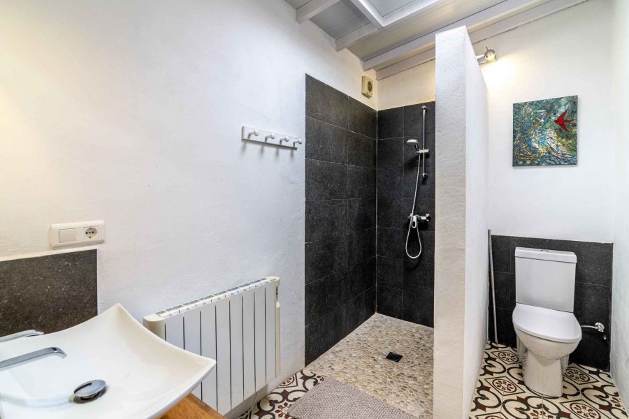 salle de bain spacieuse de la maison de vacances avec douche à l'italienne et produits écologiques