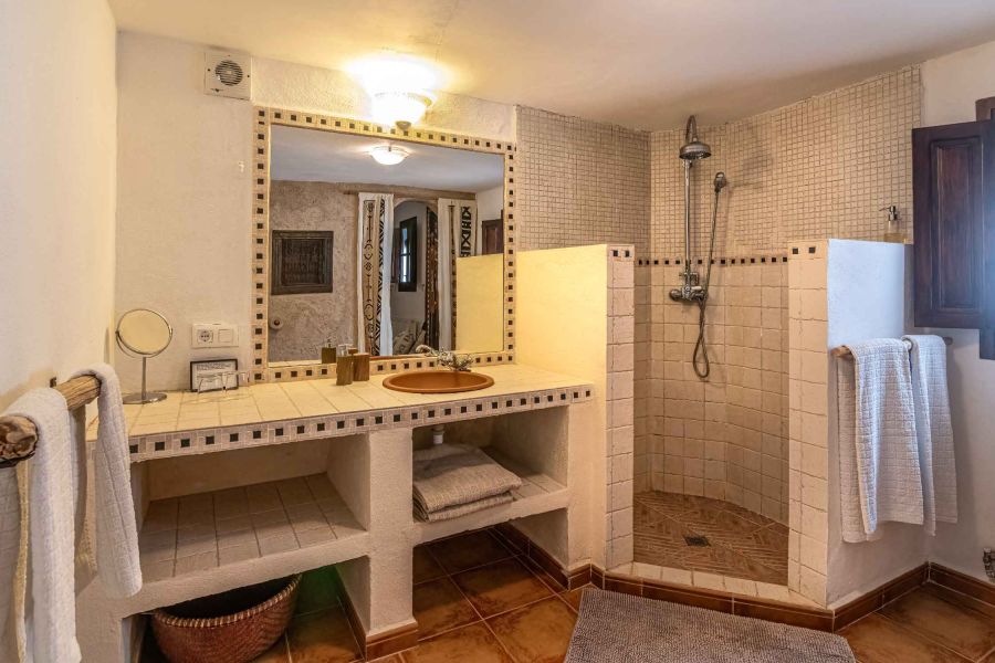 geräumiges badezimmer mit öko-seife und weichen handtüchern in casa valle de oro, b&b in südspanien